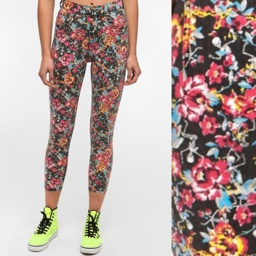 Ziggy Skulls & Roses Rib Warmers Jean